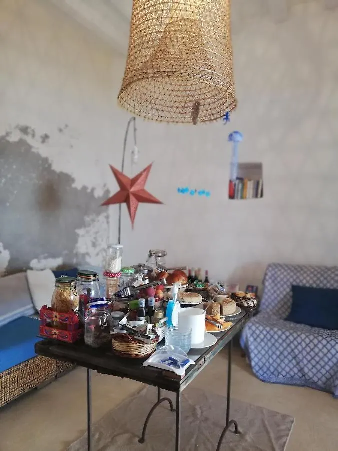 فندق مبيت وإفطار مبيت وإفطار Alicudi Giardino Dei Carrubi- Al Gradino 365 إيطاليا