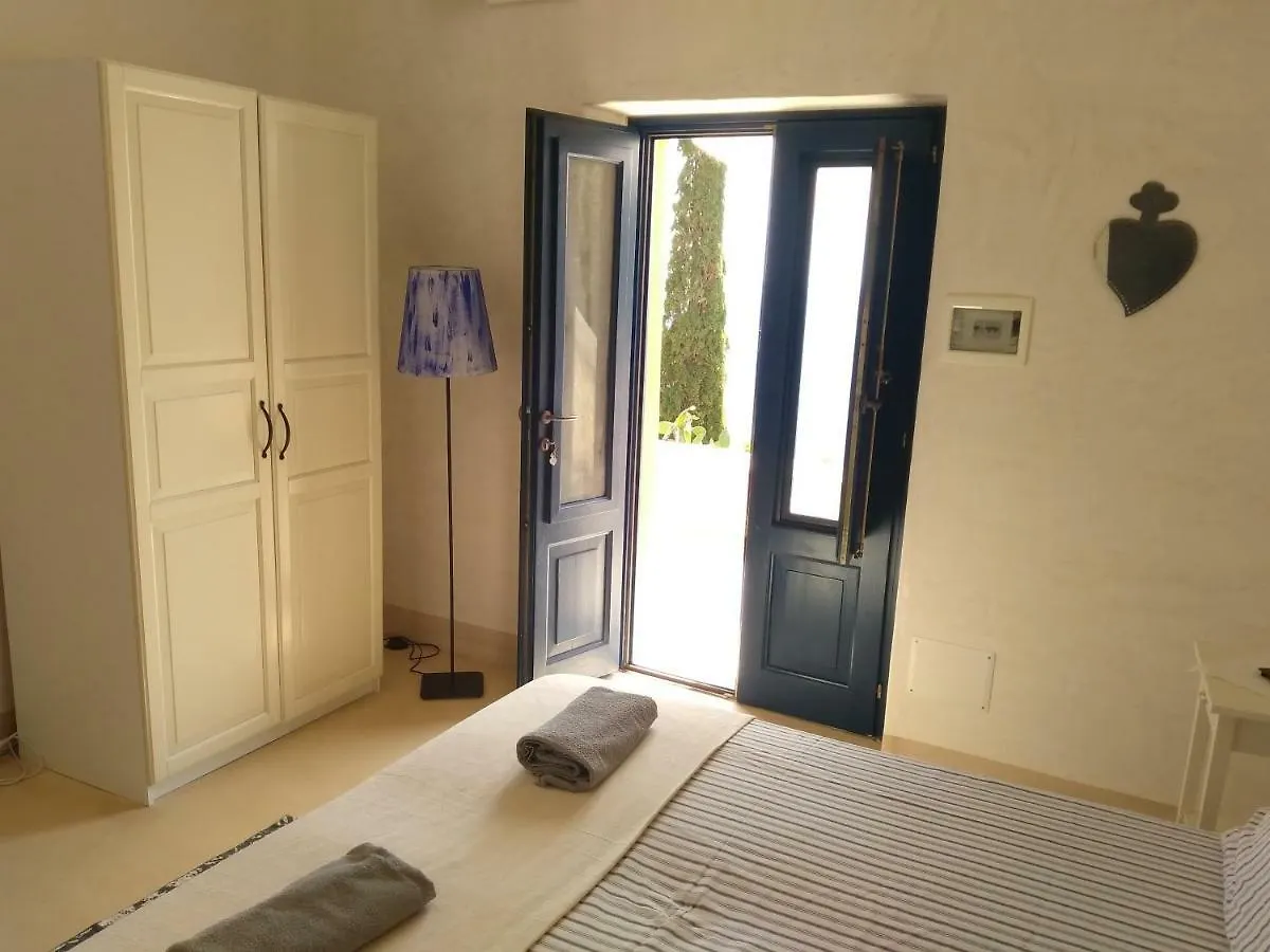 فندق مبيت وإفطار مبيت وإفطار Alicudi Giardino Dei Carrubi- Al Gradino 365